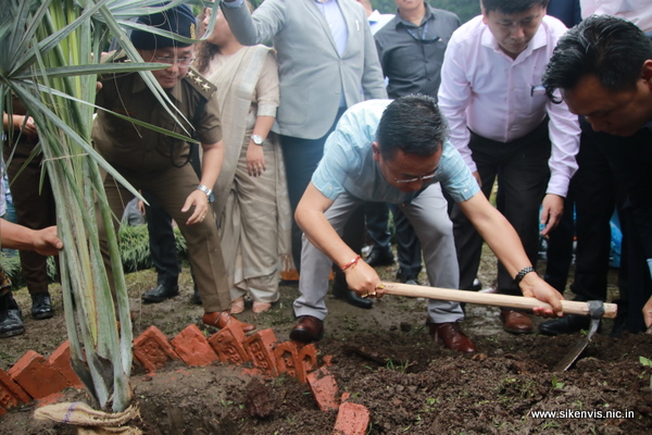 The Honourable Chief Minister of Sikkim Shri Prem Singh Tamang planting a sapling at Saramsa Garden 